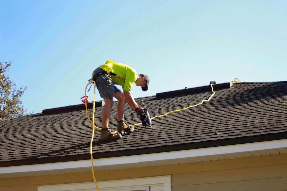 Youngstown roofing contractor working
